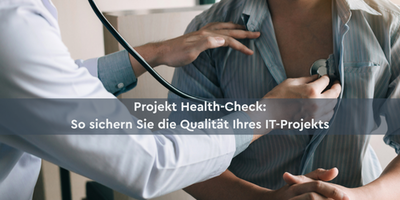Webinar Projekt Health Check Zoom auf einen Bildausschnitt, ein Arzt untersucht eine Person mit dem Stethoskop. Davo der Schriftzug "Projekt Health Check"