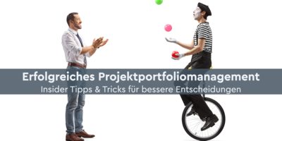 Webinar "Erfolgreichs Projektportfoliomanagement" im Re-Live Zwei Personen in Businesskleidung jonglieren, Text im Bild: „Erfolgreiches Projektportfoliomanagement – kompakt & praxisorientiert“. Es weist auf ein Webinar-Video hin.