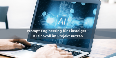 Webinar Prompt Engineering im Projektalltag Laptop auf einem Tisch, auf dem Bildschirm leuchtet das Wort ‚AI‘ in einem digitalen Schaltkreis; Person tippt auf der Tastatur, Schriftzug ‚Prompt Engineering für Einsteiger – KI sinnvoll im Projekt nutzen‘ eingeblendet