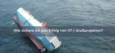Webinar Erfolgsfaktoren von Großprojekten Das Bild zeigt ein havarierendes Schiff. Symbol für ein scheiterndes Großprojekt. Davor steht der Text "Wie sichere ich den Erfolg von (IT-) Großprojekten?" als Ankündigung eines Webinars