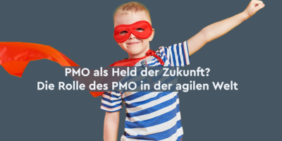 Webinar - PMO als Held der Zukunft? Ein Junge mit Zorro-Brille und Superman-Umhang streckt einen Arm freudig nach oben. Im Vordergrund der Schriftzug "PMO als Held der Zukunft? Die Rolle des PMO in der agilen Welt"
