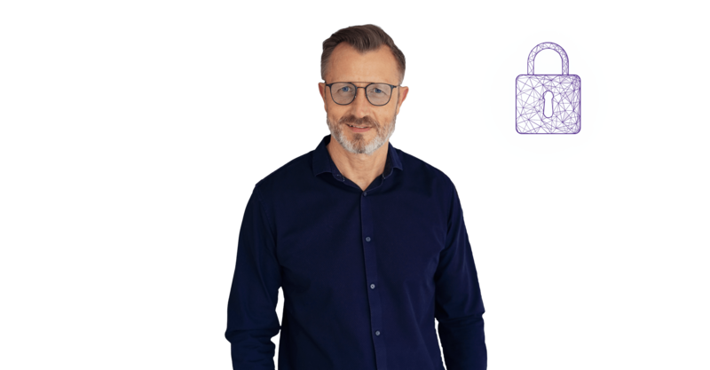 Projekte richtig steuern Ein Man mit Brille und Hemd steht und ist etwa ab Hüfthöhe zu sehen.