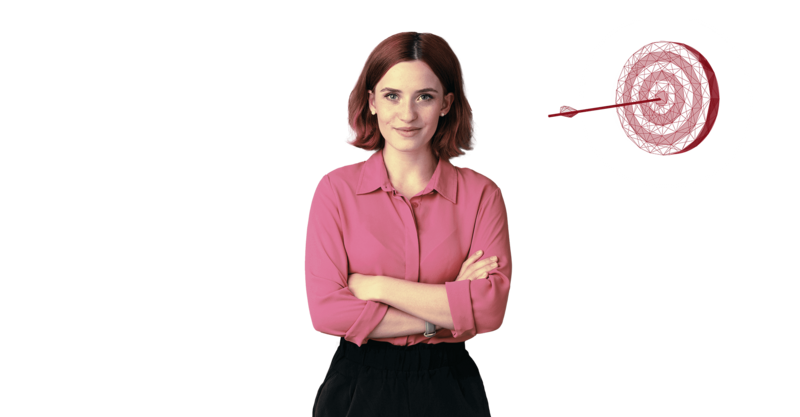 Prioritäten richtig setzen Eine Geschäftsfrau steht mit verschränkten Armen. Hinter ihr ist eine gezeichnete Zielscheibe mit einem Pfeil in der MItte zu sehen, die symbolisch für Zielerreichung, richtige Priorisierung und Gewinnen stehen. Das Bild vermittelt ein Gefühl von Souveränität.