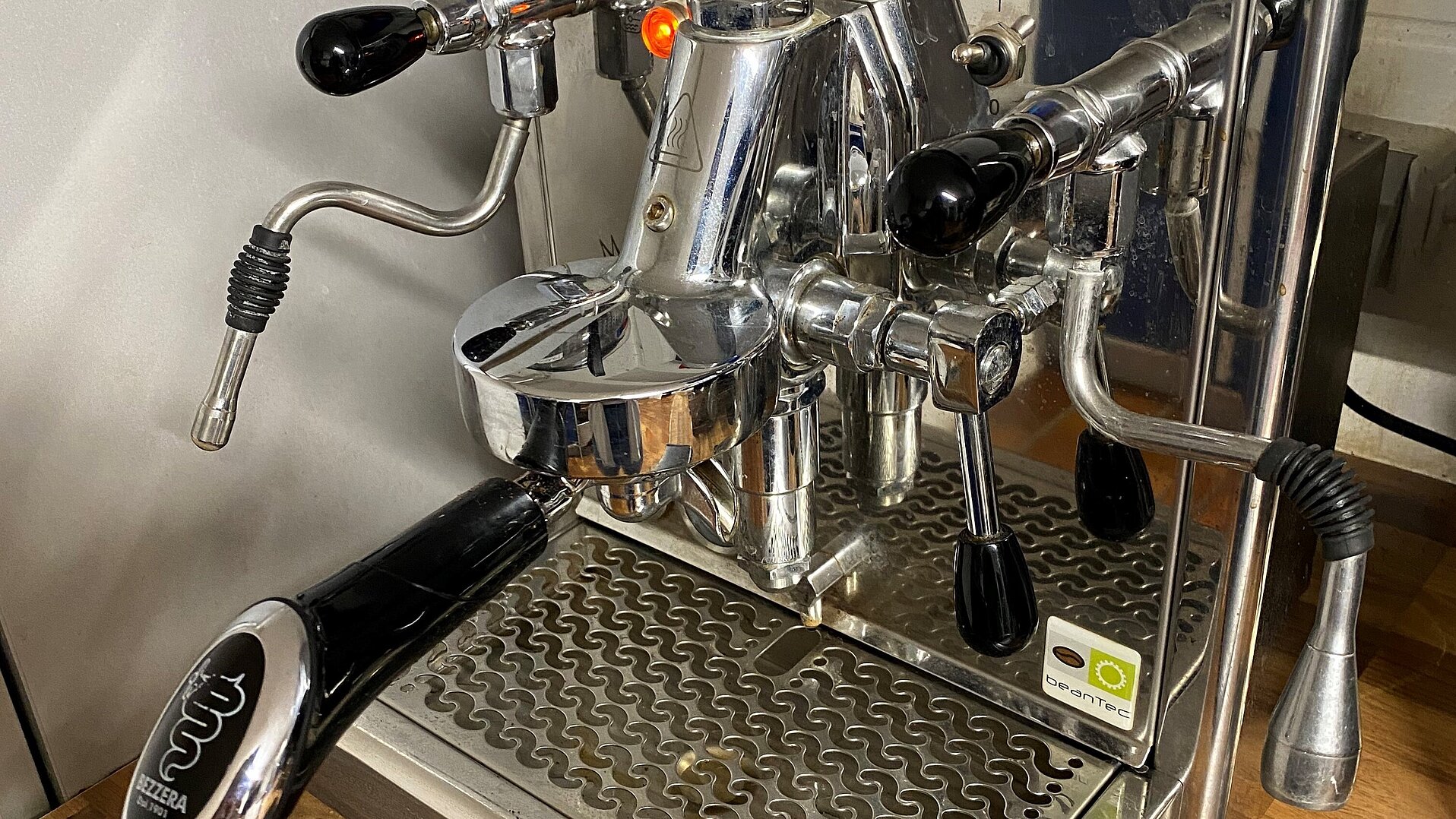 Kaffeemaschine Das Bild zeigt die Kaffeemaschine - eine Siebträge Maschine - bei Corivus zur Selbstbedienung.