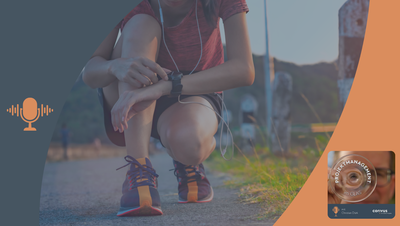 Podcastepisode 45: Projekt Reset Eine junge Frau in kurzer Sportkleidung kniet und stellt Ihre Uhr, sie macht sich bereit für einen Start. Das Bild hat eine moderne grafische Gestaltung mit dunkelblauen und orangefarbenen Elementen an den Seiten. Links befindet sich ein stilisiertes Mikrofon-Symbol, rechts unten eine Podcast-Grafik mit der Aufschrift „Projektmanagement im GLAS“ und dem Namen „Christian Dürk“. Das Gesamtbild vermittelt eine professionelle, kommunikative Atmosphäre, passend zum Thema der Podcastepisode Projekt Reset