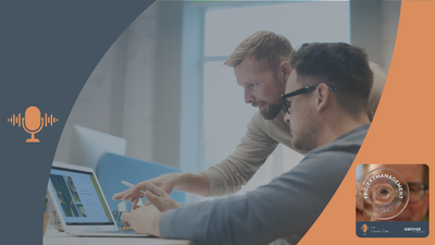 Im Hintergrund des Bildes sind im rechten Bereich zwei mittelalte Männer in Business Casual Bekleidung zu sehen, die sich gemeinsam zu einem Laptop im linken Bereich hinneigen und auf den Bildschirm zeigen. Sie bewerten eine Präsentation, die auf dem Bildschirm des Laptops zu sehen ist. Links im Bild befindet sich ein stilisiertes Mikrofon-Symbol, rechts unten eine Podcast-Grafik mit der Aufschrift „Projektmanagement im Glas“ mit Christian Dürk. Die Gestaltung des Bildes kombiniert Fotografie mit grafischen Elementen in Blau- und Orangetönen.