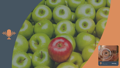 Individualität von Projekten Ein einzelner roter Apfel hebt sich von einer Vielzahl grüner Äpfel ab und symbolisiert die Einzigartigkeit jedes Projekts. Die Bildmetapher zeigt, dass keine zwei Projekte gleich sind und individuelles Projektmanagement entscheidend für den Erfolg ist. Der dunkelblaue und orangefarbene Rahmen mit Mikrofon-Symbol und Podcast-Cover verweist auf den Podcast „Projektmanagement im Glas“ mit Christian Dürk, präsentiert von Corivus.