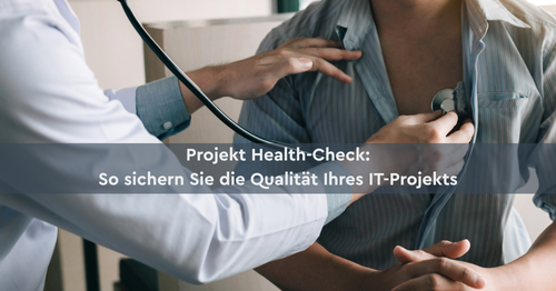 Webinar Projekt Health Check Zoom auf einen Bildausschnitt, ein Arzt untersucht eine Person mit dem Stethoskop. Davo der Schriftzug "Projekt Health Check"